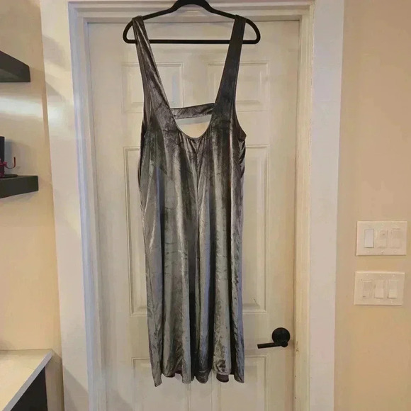 NWT Anthropologie x Maeve Crushed Velvet Wide Leg Jumpsuit Purple Size Small - Picture 4 of 9